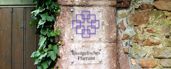 Hinweisschild mit de Aufschrift "Pfarrbüro"