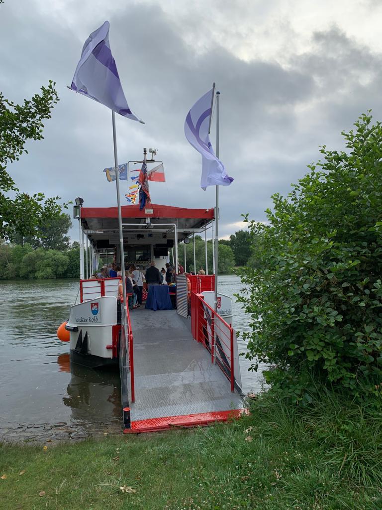 Mainfähre am Ufer kurz vor der Abfahrt