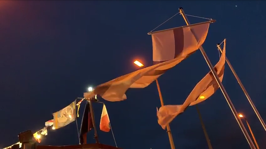 Wehende Fahnen vor dunklem Nachhimmel