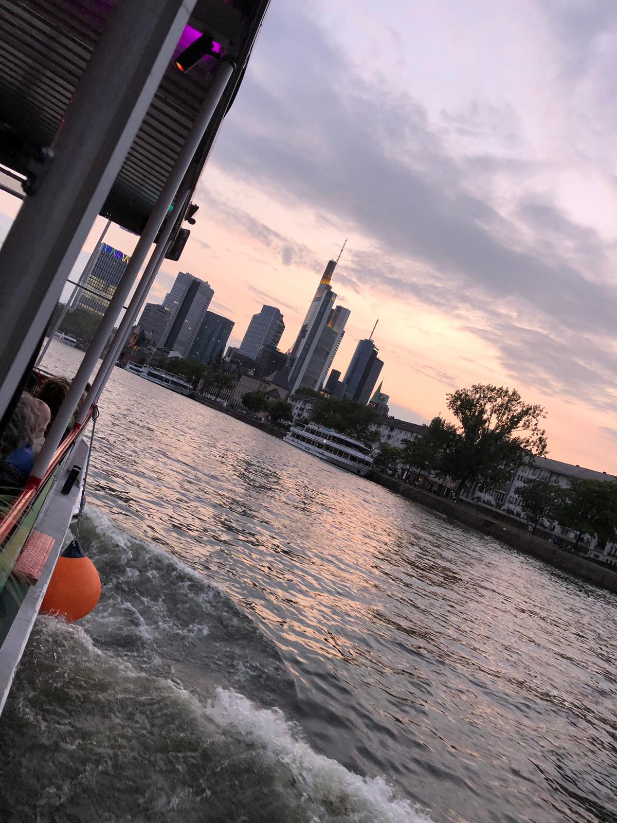 Bild der Frankfurter Skyline mit Hochhäusern von der Mainfähre aus