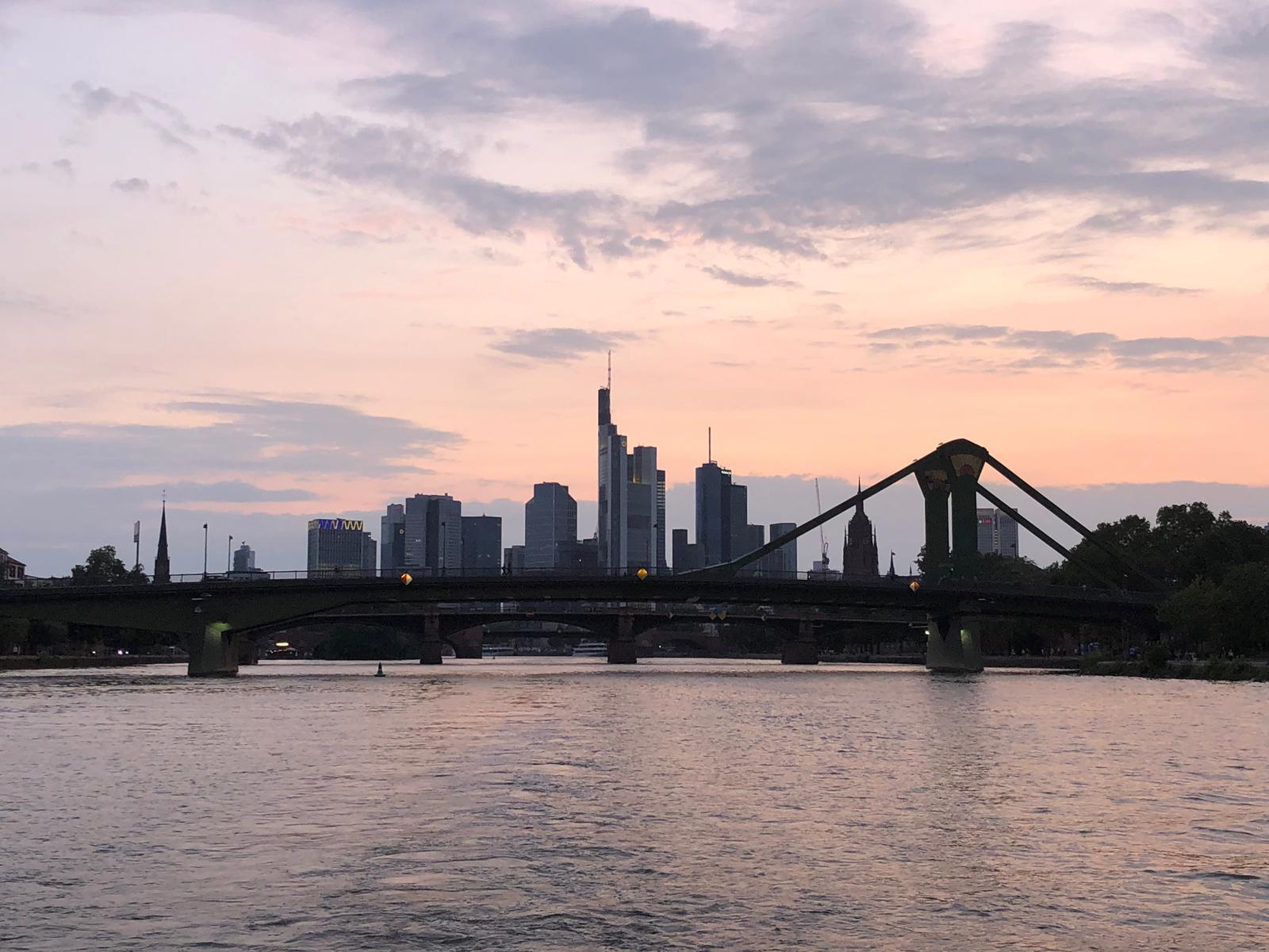 Bild der Frankfurter Skyline mit Hochhäusern von der Mainfähre aus