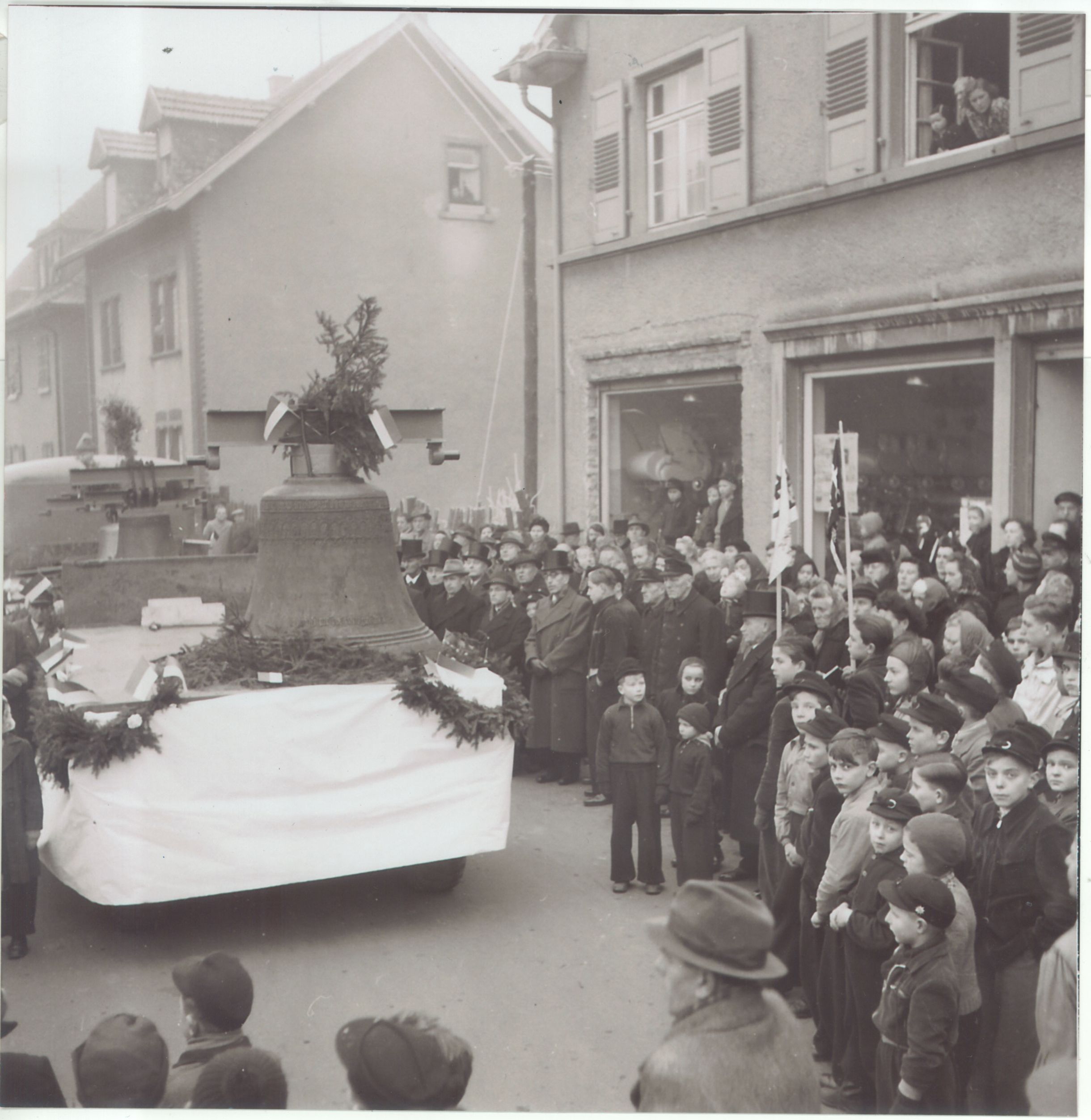 Schwarzweiß-Bild einer Kirchenglocke auf einem Transporter